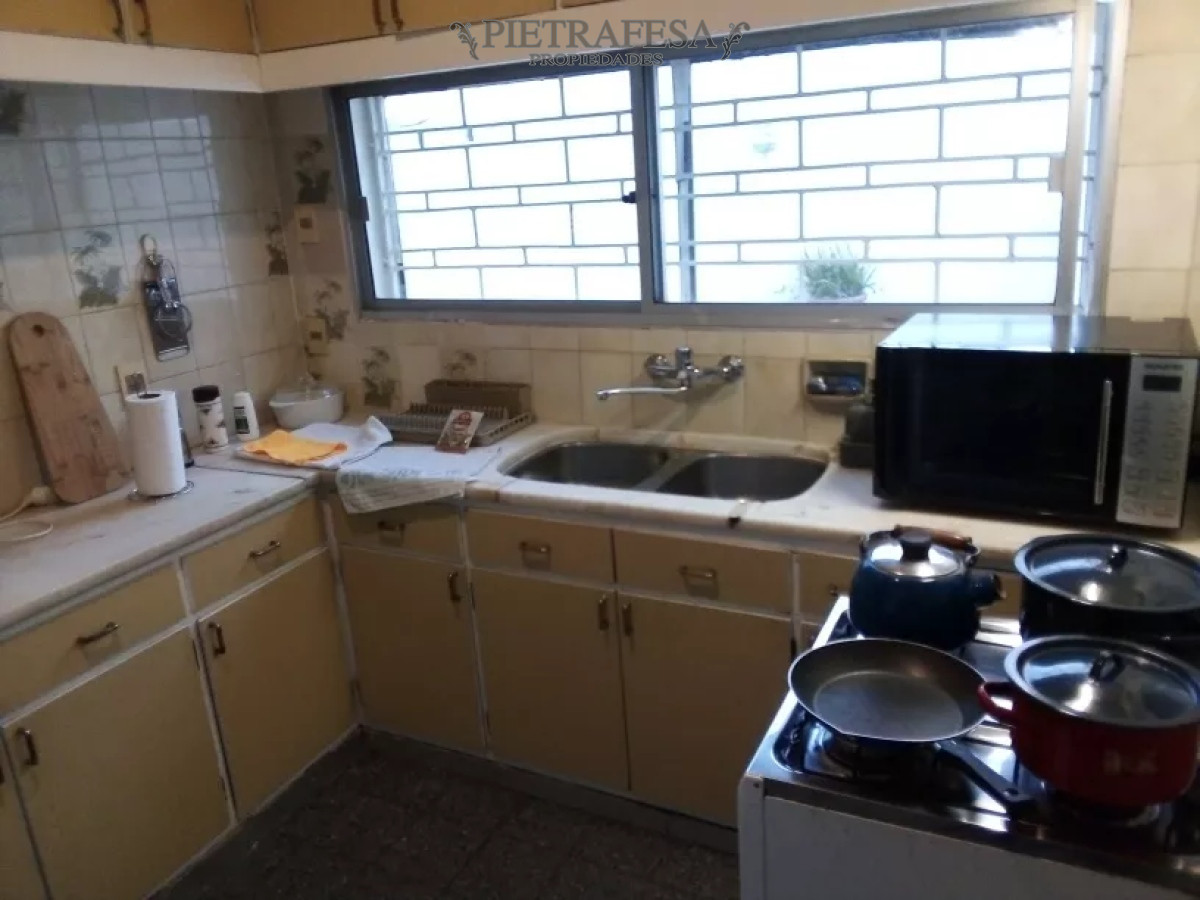 Casa ID.10839 - Casa en alquiler, amoblada, 2 dormitorios, 1 baño, patio, garaje,Punta Gorda.
