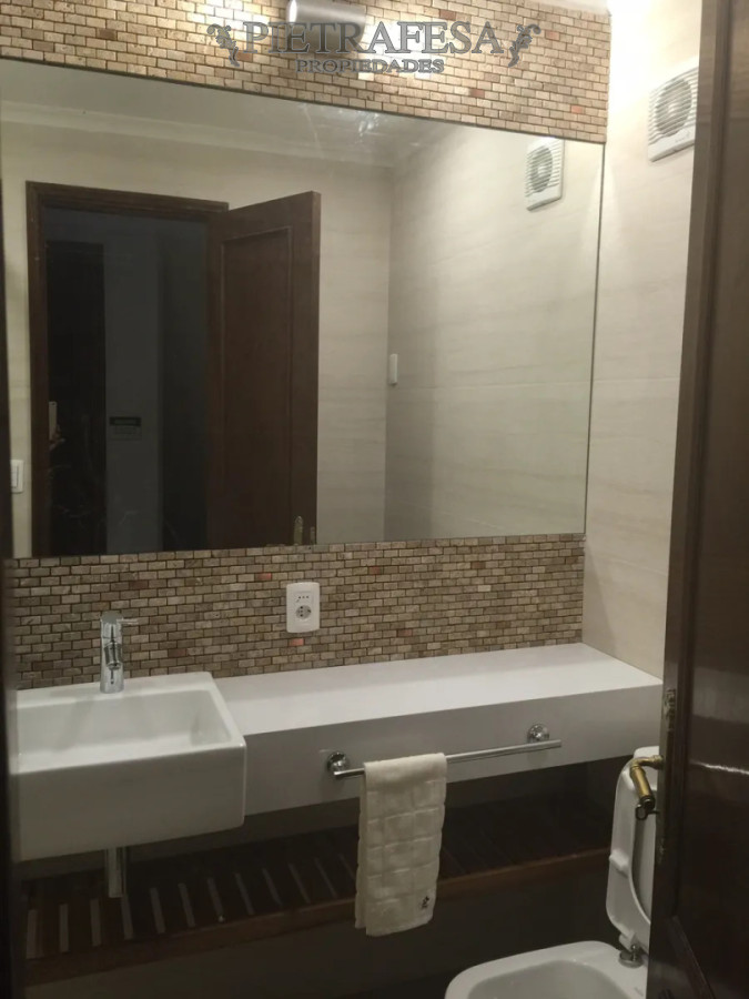 Casa ID.14953 - Casa en alquiler, 4 dormitorios, 3 baños, patio, cochera. Uso Comercial. Puerto Buceo. 