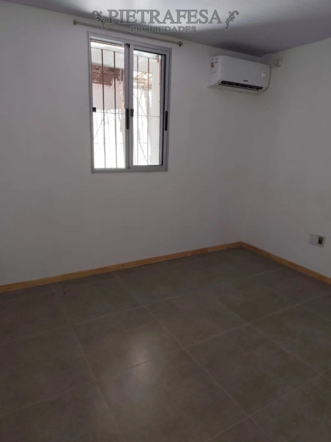 Casa ID.15131 - Casa en alquiler, 2 dormitorios, 1 baño, patio, cochera. La Teja.