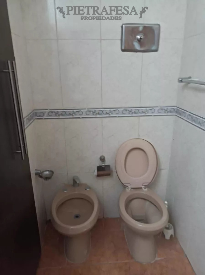 Casa ID.6091 - 4 casas en venta, 5 dormitorios, 4 baños, fondo y cochera-Av. San Martín -Brazo Oriental