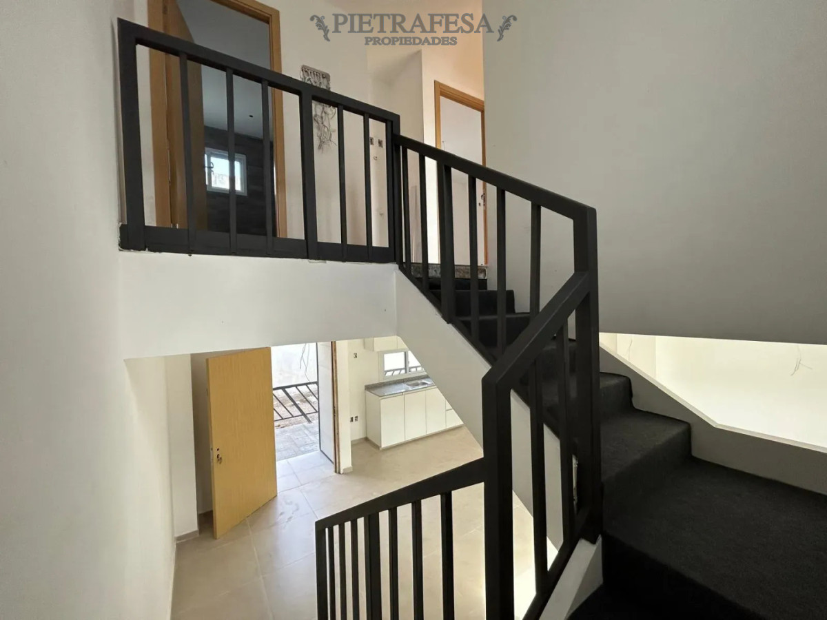 Casa ID.15619 - Casa duplex en alquiler, 2 dormitorios, 1 baño, patio, cochera. Malvin Norte.