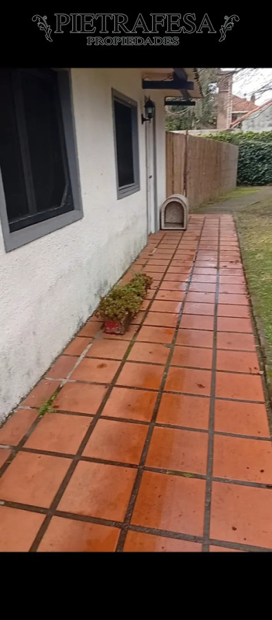 Casa ID.16215 - Casa en alquiler, 2 dormitorios, 1 baño, patio. Carrasco.