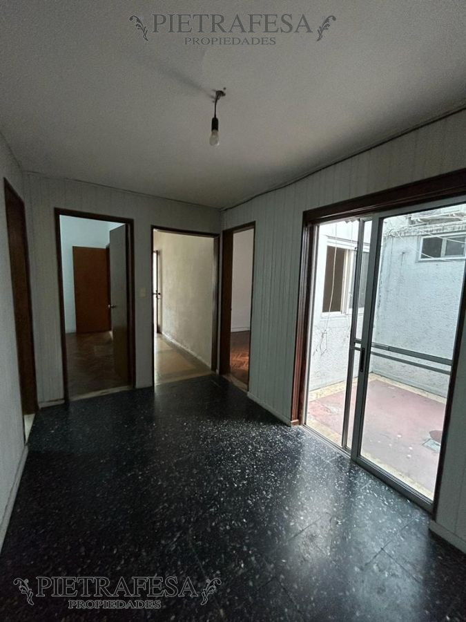 Casa ID.6836 - Casa en venta con renta 2 dormitorios, 2 baños, patio y cochera- General Flores- Brazo Oriental