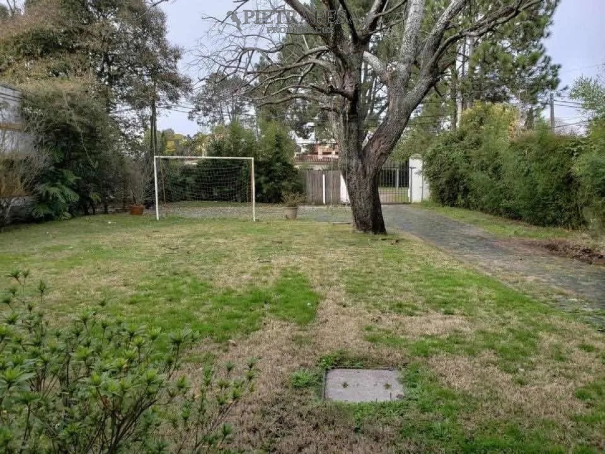 Casa ID.4427 - Casa a la venta - 4 dormitorios - 4 baños - jardín - cochera - Horacio Acosta y Lara - Carrasco Norte