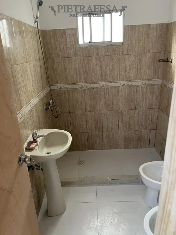 Casa ID.16326 - Casa en alquiler, 3 dormitorios, 1 baño, patio. Union.