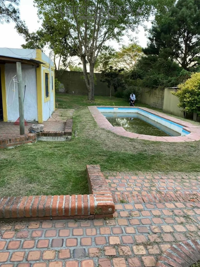 Casa ID.4427 - Casa a la venta - 4 dormitorios - 4 baños - jardín - cochera - Horacio Acosta y Lara - Carrasco Norte