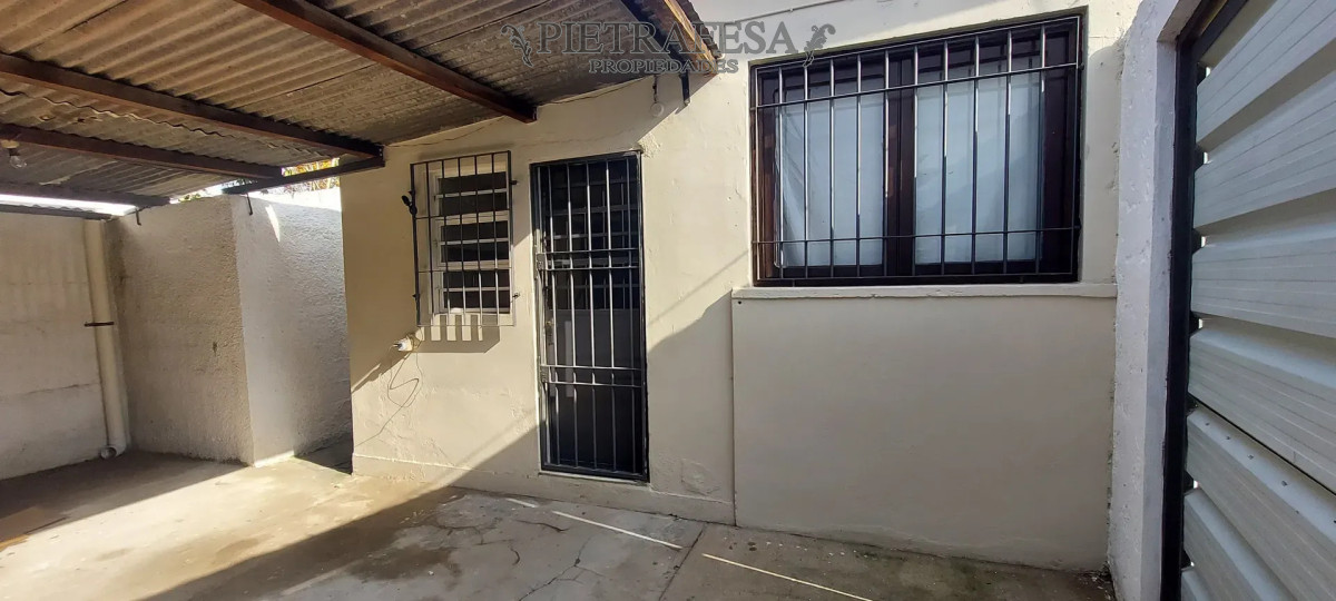 Casa ID.15947 - Casa en alquiler, 2 dormitorios, 2 baños, patio, cochera. Malvin Norte.