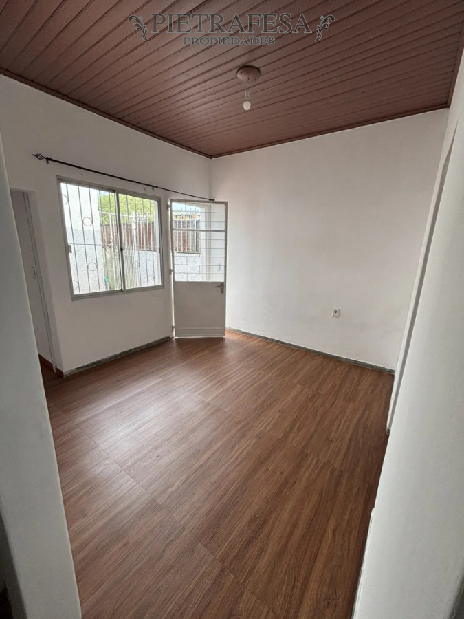 Casa ID.15818 - Casa en alquiler, 2 dormitorios, 1 baño, patio. Malvin Norte.