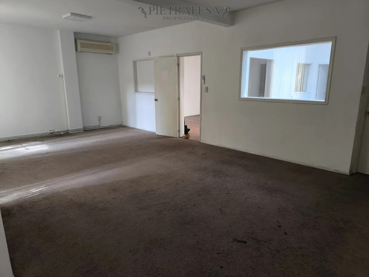 Casa ID.14985 - Casa en alquiler, 4 dormitorios, 2 baños, balcón. Centro.