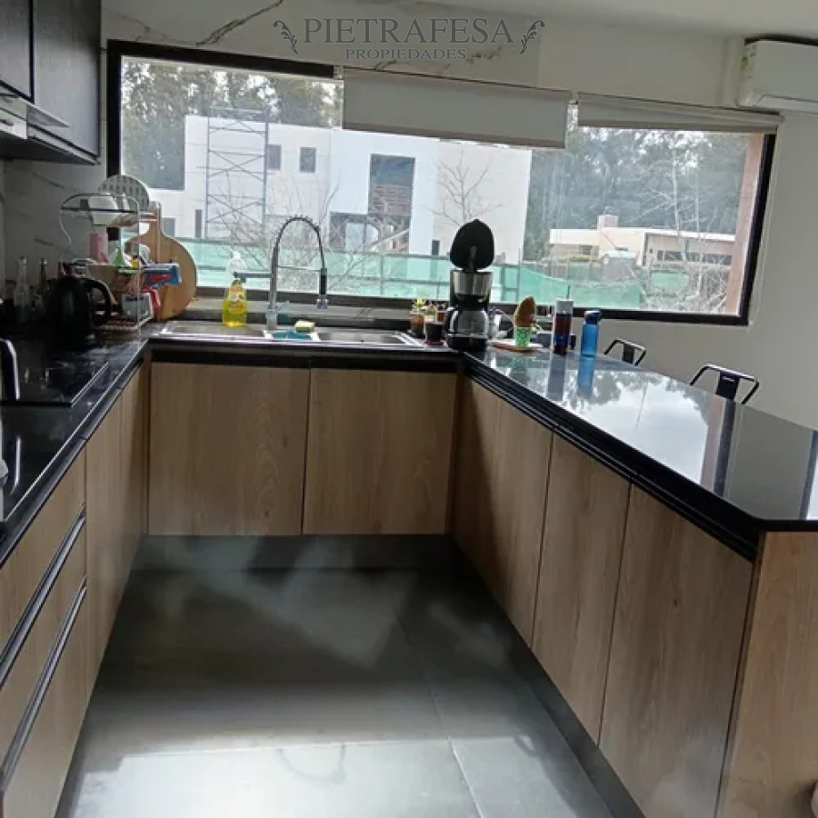 Casa ID.14219 - Casa en venta, 4 dormitorios, 2 baños, barbacoa, piscina, cochera. Cumbres de Carrasco.