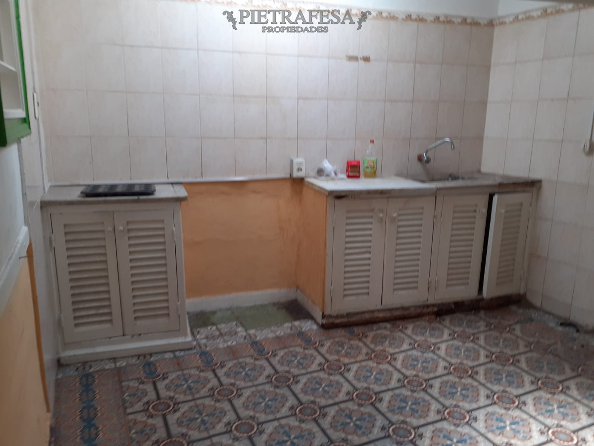 Casa ID.1450 - Casa en venta con renta 3 dormitorios 1 baño cochera Corumbé Perez Castellanos 