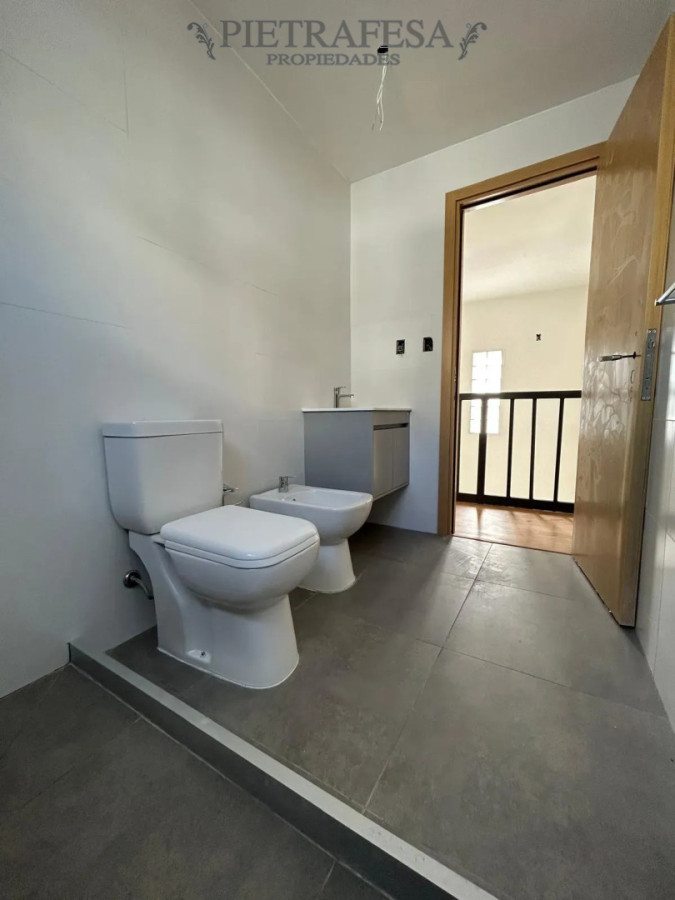 Casa ID.15619 - Casa duplex en alquiler, 2 dormitorios, 1 baño, patio, cochera. Malvin Norte.