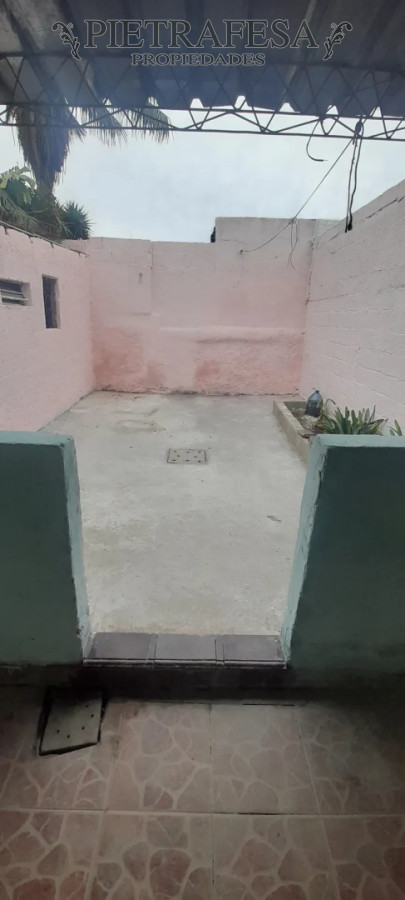 Casa ID.16000 - Casa en alquiler, 2 dormitorios, 1 baño, patio. Capurro.