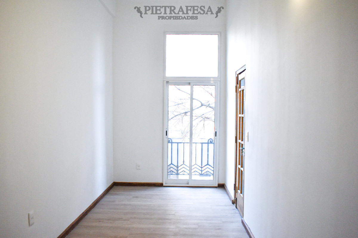 Casa ID.13722 - Dúplex en venta, 2 dorm, 1 baño, garaje-Tres Cruces