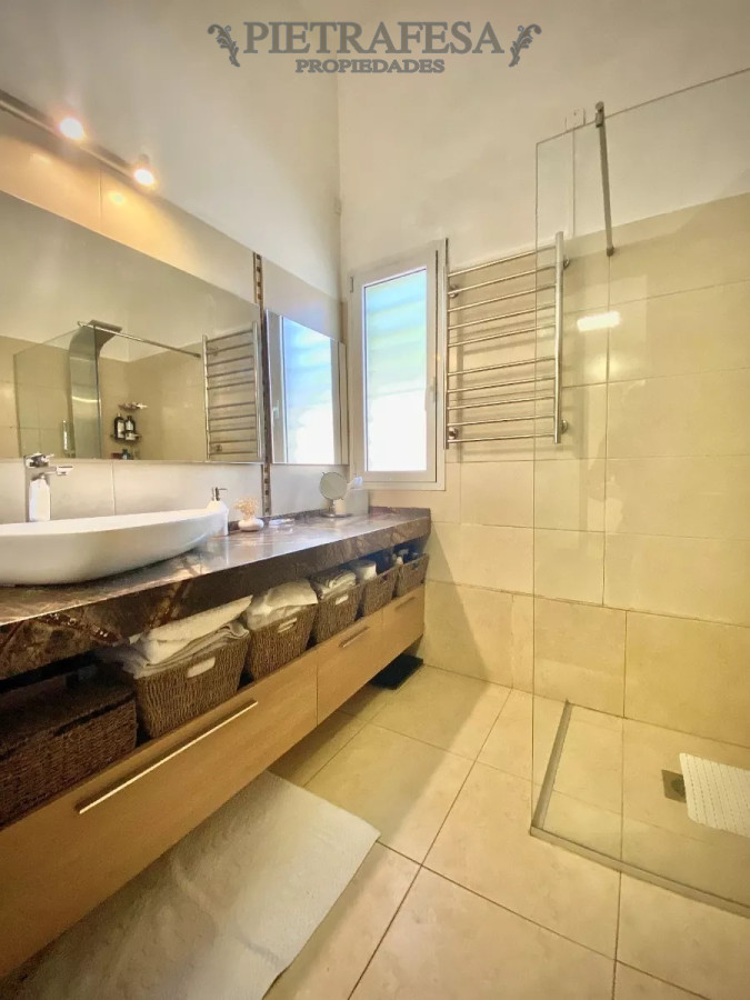 Casa ID.6238 - Casa en venta 3 dormitorios, 3 baños, fondo con barbacoa, piscina y garaje-Lancasteriana-Carrasco Norte