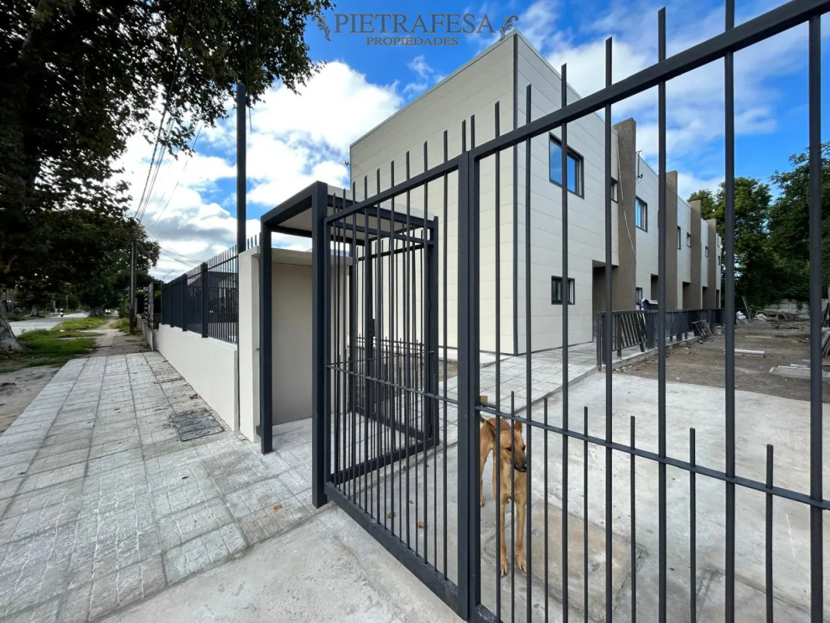 Casa ID.15619 - Casa duplex en alquiler, 2 dormitorios, 1 baño, patio, cochera. Malvin Norte.