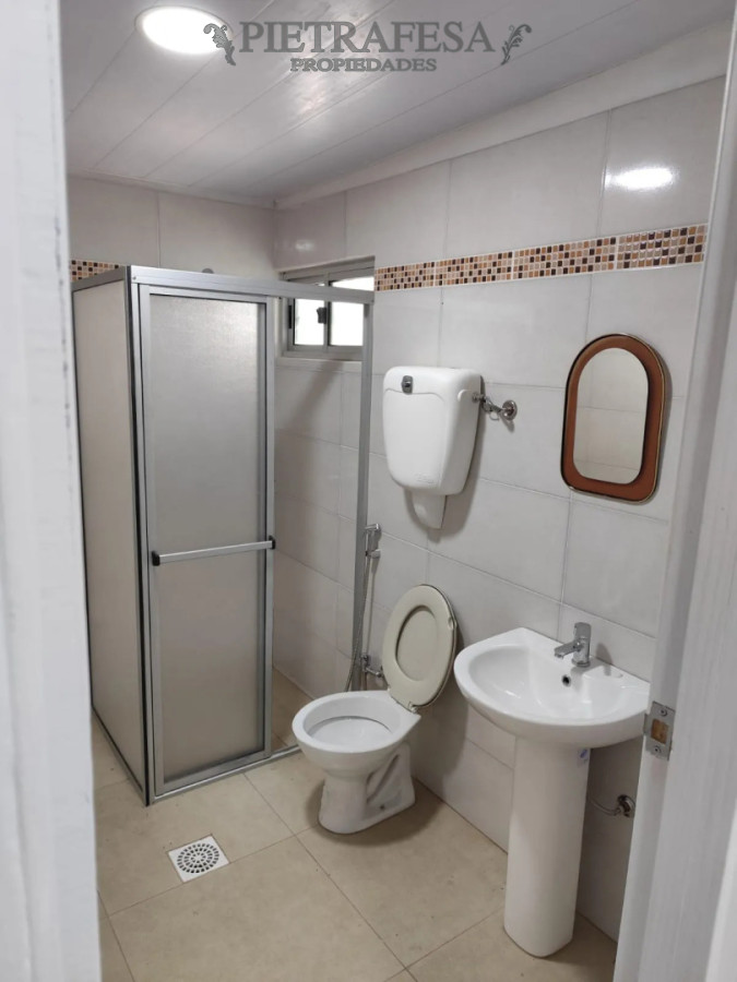 Casa ID.15131 - Casa en alquiler, 2 dormitorios, 1 baño, patio, cochera. La Teja.