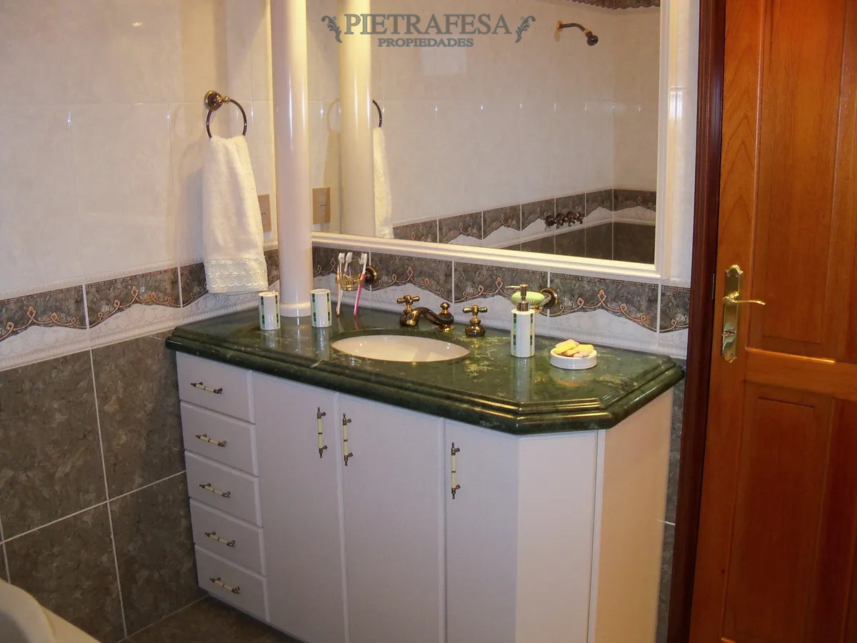 Casa ID.13858 - Casa en venta con piscina, 3 dorm, 4 baños, garaje-Colón 