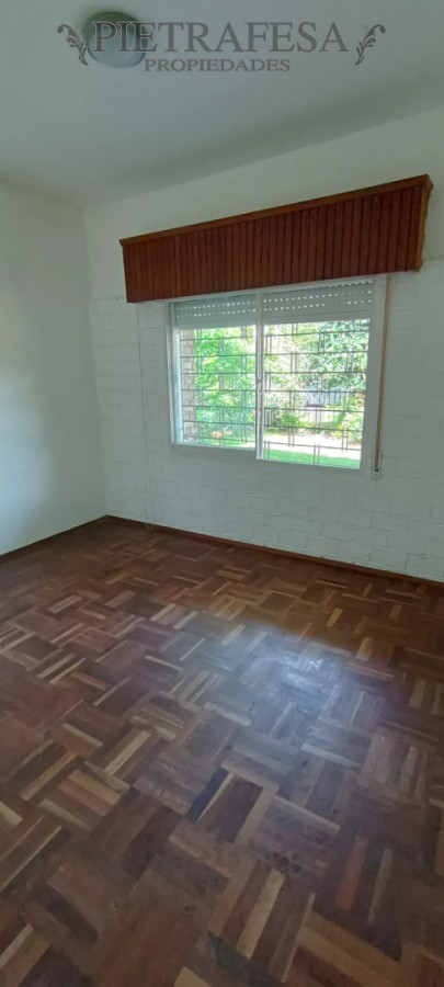 Casa ID.16078 - Casa en alquiler, 2 dormitorios, 1 baño, patio con parrillero, cochera. Carrasco.