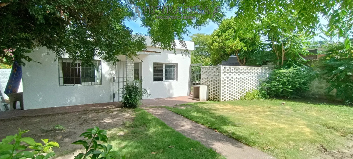 Casa ID.16078 - Casa en alquiler, 2 dormitorios, 1 baño, patio con parrillero, cochera. Carrasco.