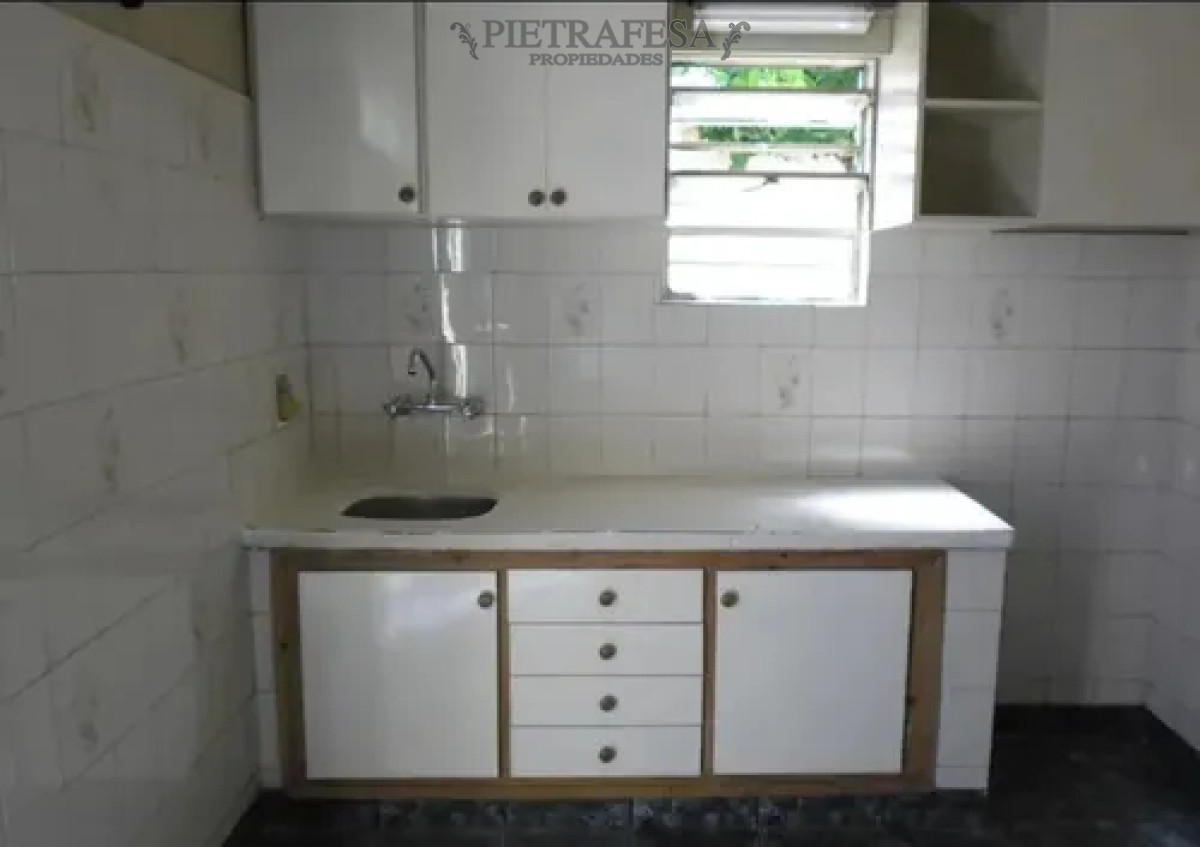 Casa ID.13916 - Casa en alquiler, 3 dormitorios, 1 baño, patio, cochera. Cerro.