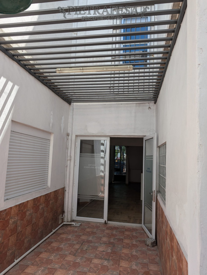 Casa ID.15156 - Gran casa en alquiler, 4 dormitorios, 2 baños, patio con parrillero, cochera. La Blanqueada.