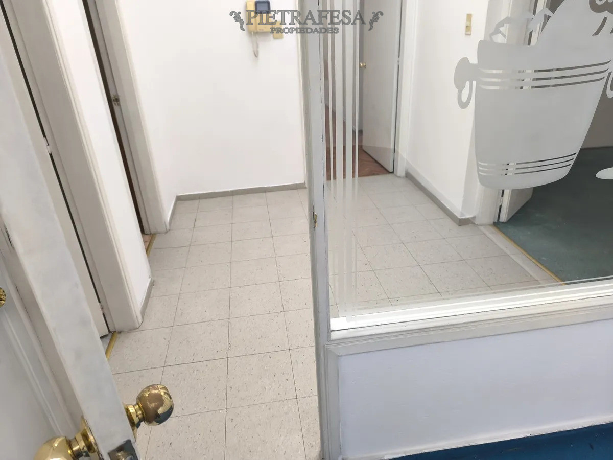 Casa ID.14985 - Casa en alquiler, 4 dormitorios, 2 baños, balcón. Centro.