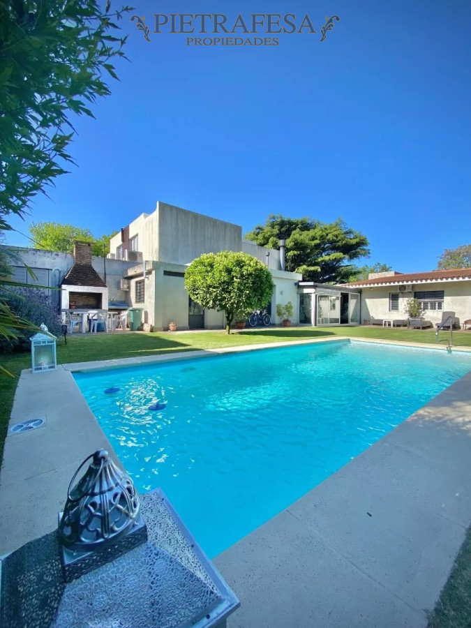 Casa ID.6238 - Casa en venta 3 dormitorios, 3 baños, fondo con barbacoa, piscina y garaje-Lancasteriana-Carrasco Norte