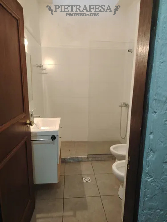 Casa ID.14080 - Casa en alquiler, 3 dormitorios, 2 baños, patio con parrillero, garaje. Carrasco.