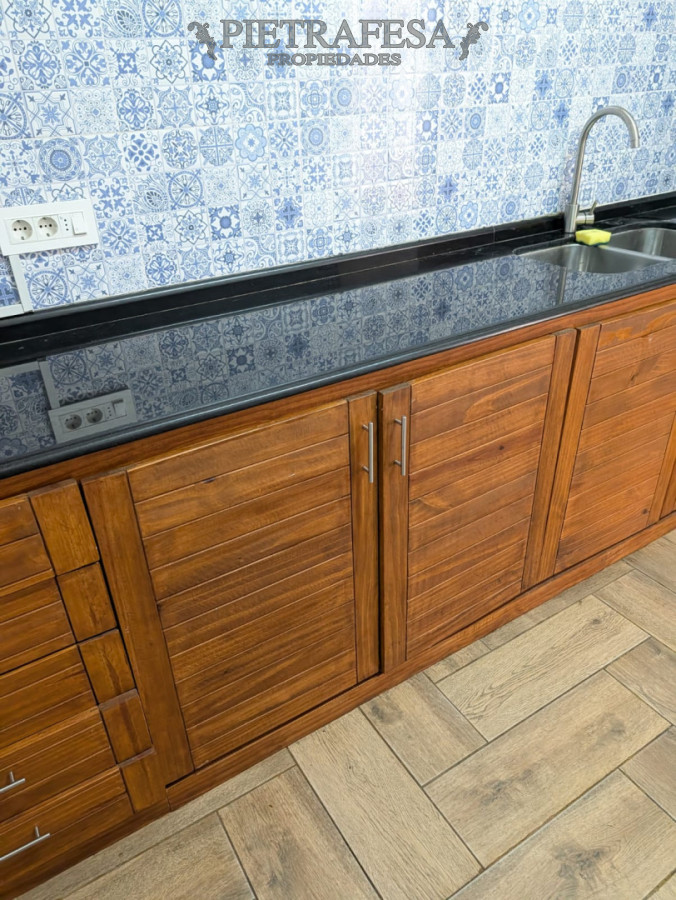 Casa ID.15156 - Gran casa en alquiler, 4 dormitorios, 2 baños, patio con parrillero, cochera. La Blanqueada.