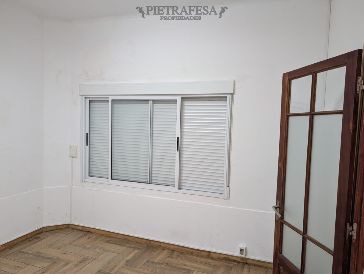 Casa ID.15156 - Gran casa en alquiler, 4 dormitorios, 2 baños, patio con parrillero, cochera. La Blanqueada.