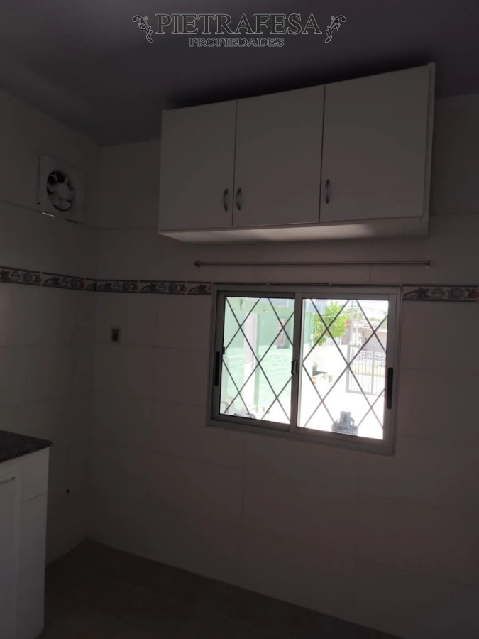 Casa ID.15131 - Casa en alquiler, 2 dormitorios, 1 baño, patio, cochera. La Teja.