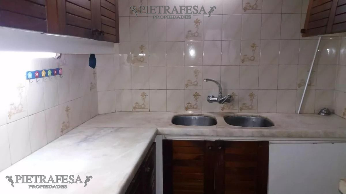 Casa ID.6836 - Casa en venta con renta 2 dormitorios, 2 baños, patio y cochera- General Flores- Brazo Oriental