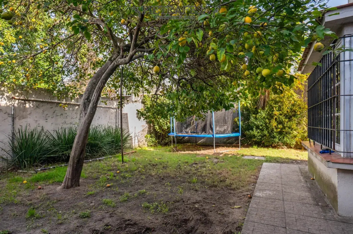 Casa ID.13859 - Gran casa en venta 4 dorm, 3 baños, fondo, garaje- Carrasco Norte 