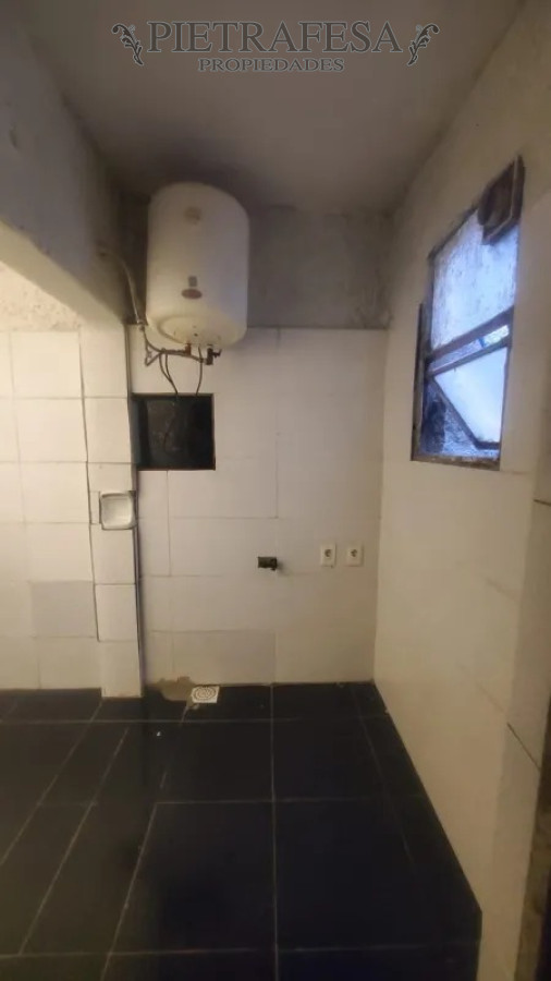 Casa ID.13609 - Casa en venta con renta 4 dormitorios, 1 baño, patio-Aguada