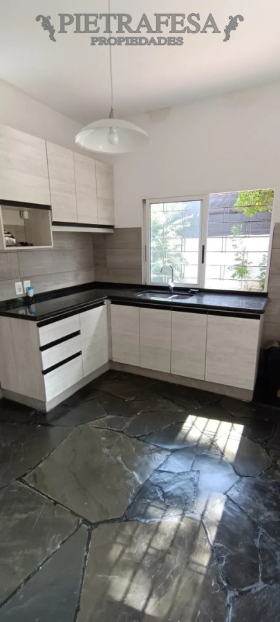 Casa ID.16078 - Casa en alquiler, 2 dormitorios, 1 baño, patio con parrillero, cochera. Carrasco.
