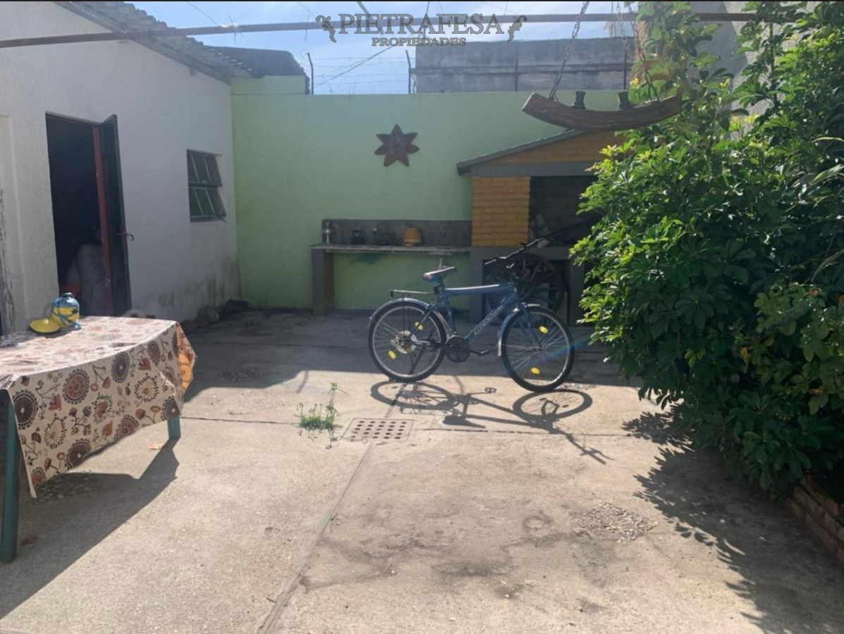 Casa ID.9588 - Casa en venta con renta,3 dormitorios,patio,cochera-Bolivar