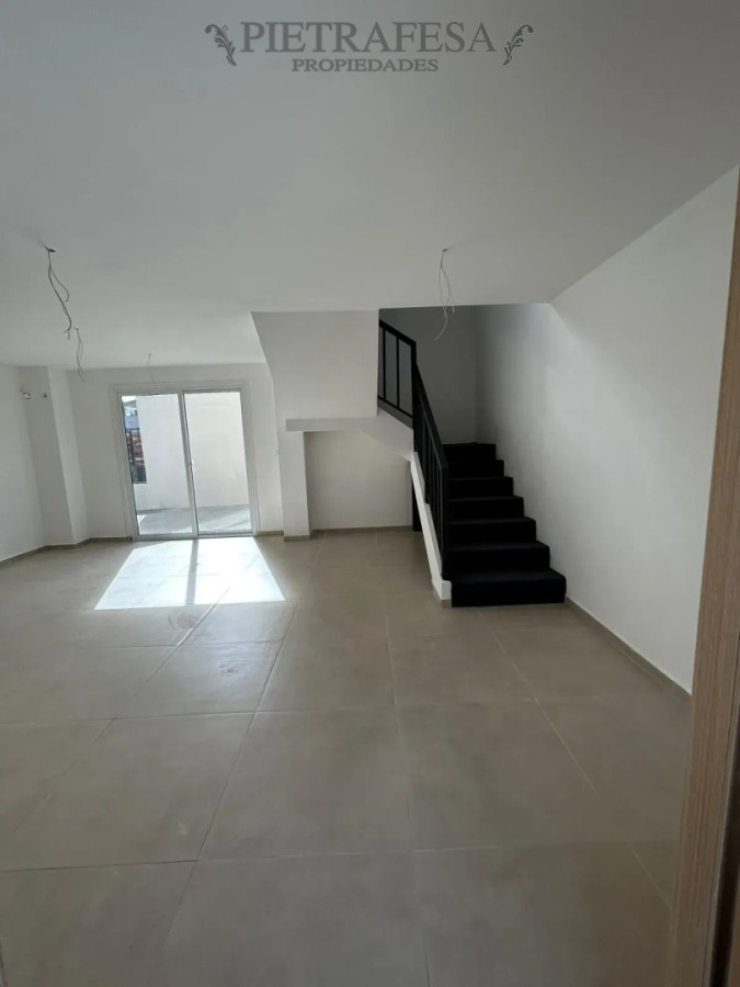 Casa ID.15619 - Casa duplex en alquiler, 2 dormitorios, 1 baño, patio, cochera. Malvin Norte.