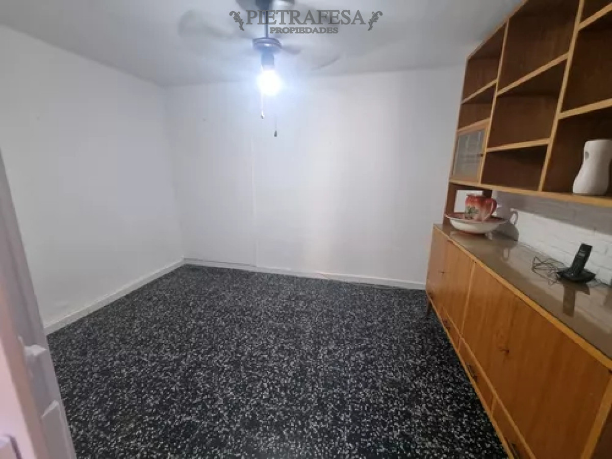 Casa ID.13118 - Casa en alquiler, 3dormitorios, 1baño, patio. Tres Cruces.