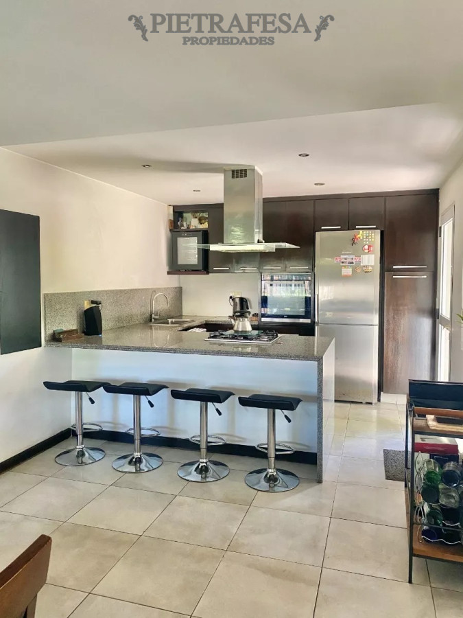 Casa ID.6238 - Casa en venta 3 dormitorios, 3 baños, fondo con barbacoa, piscina y garaje-Lancasteriana-Carrasco Norte