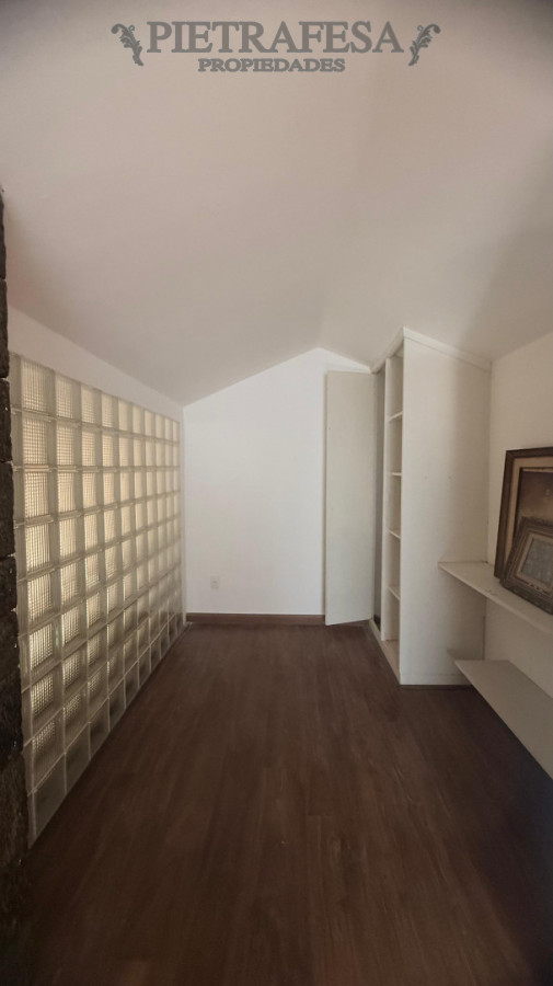Casa ID.16023 - Casa en alquiler, 3 dormitorios, 2 baños, patio con parrillero, garaje. Punta Gorda.