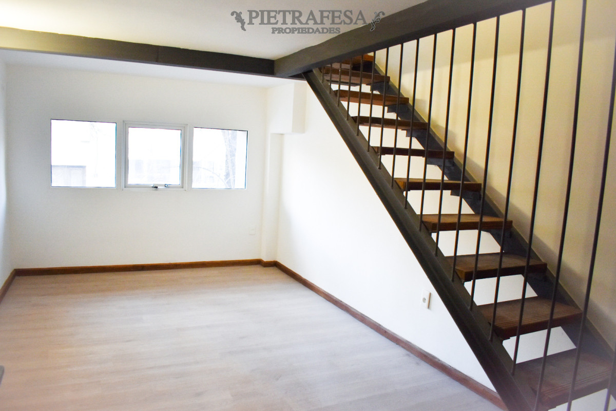 Casa ID.13722 - Dúplex en venta, 2 dorm, 1 baño, garaje-Tres Cruces