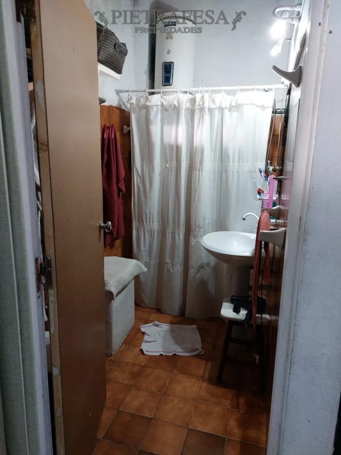 Casa ID.8866 - 2 casas en venta con renta!!, 4 dormitorios, 2 baños, fondo, gje-Paso de las Duranas