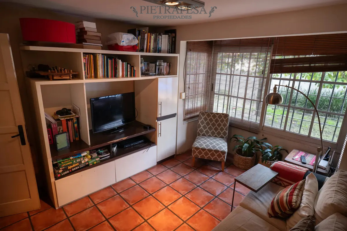 Casa ID.13859 - Gran casa en venta 4 dorm, 3 baños, fondo, garaje- Carrasco Norte 