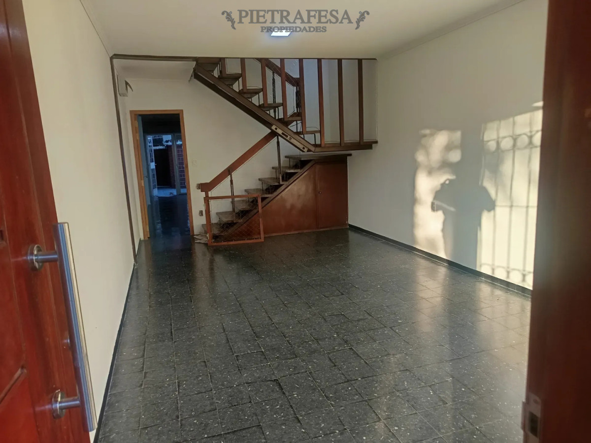 Casa ID.15746 - Casa en alquiler, 2 dormitorios, 2 baños, patio con parrillero, cochera. Brazo Oriental.