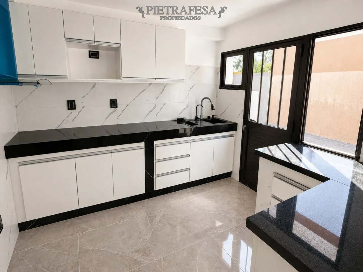 Casa ID.16372 - Casa en venta a estrenar - 5 dormitorios - 2 baños - Patio - Cochera SOLYMAR 
