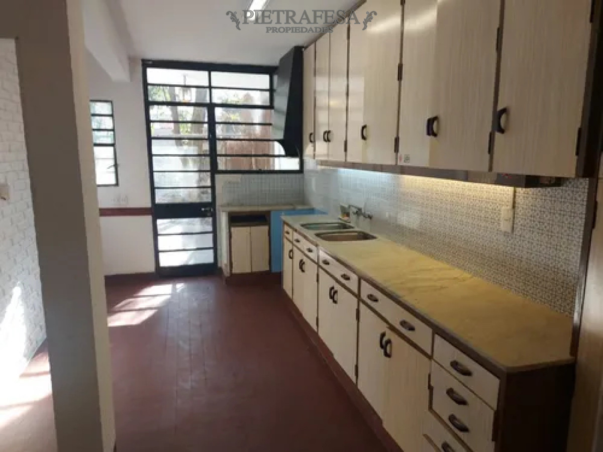 Casa ID.14336 - Casa en venta, 4 dormitorios, 3 baños, patio con parrillero, garaje doble. Puertito del Buceo.