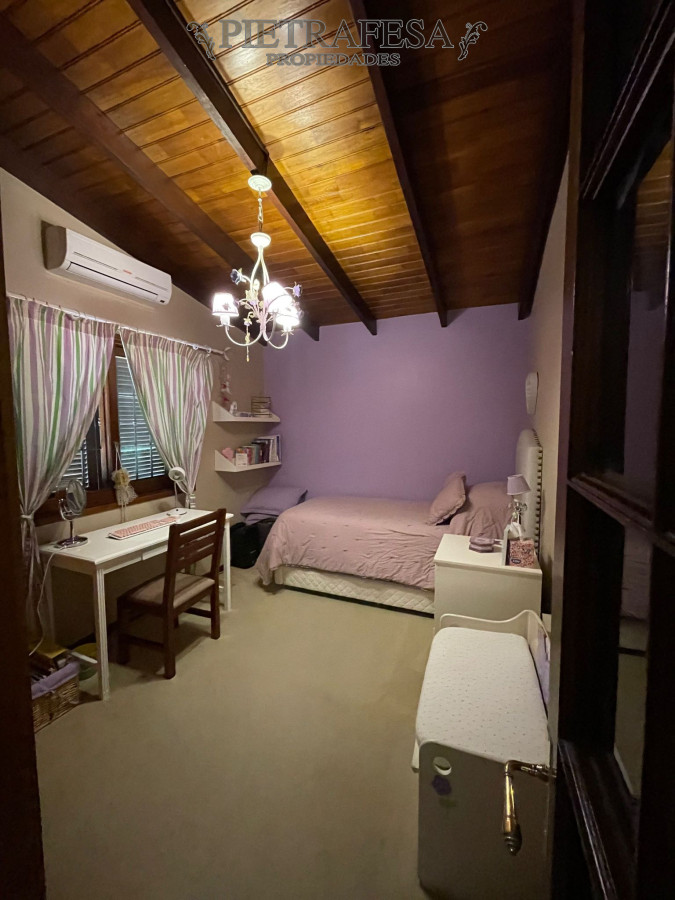 Casa ID.10966 - Casa a la venta, 4 dormitorios, 3 baños, patio, terraza con jacuzzi, garaje 3 autos - Pocitos