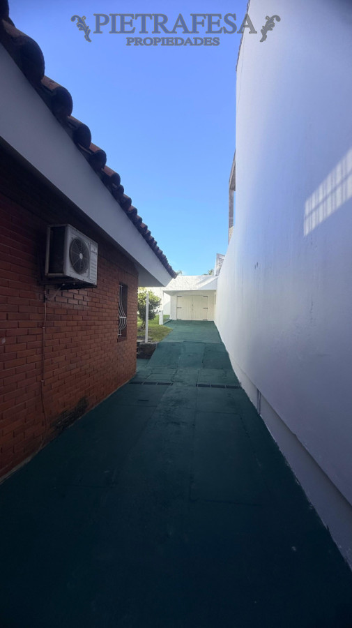 Casa ID.16023 - Casa en alquiler, 3 dormitorios, 2 baños, patio con parrillero, garaje. Punta Gorda.