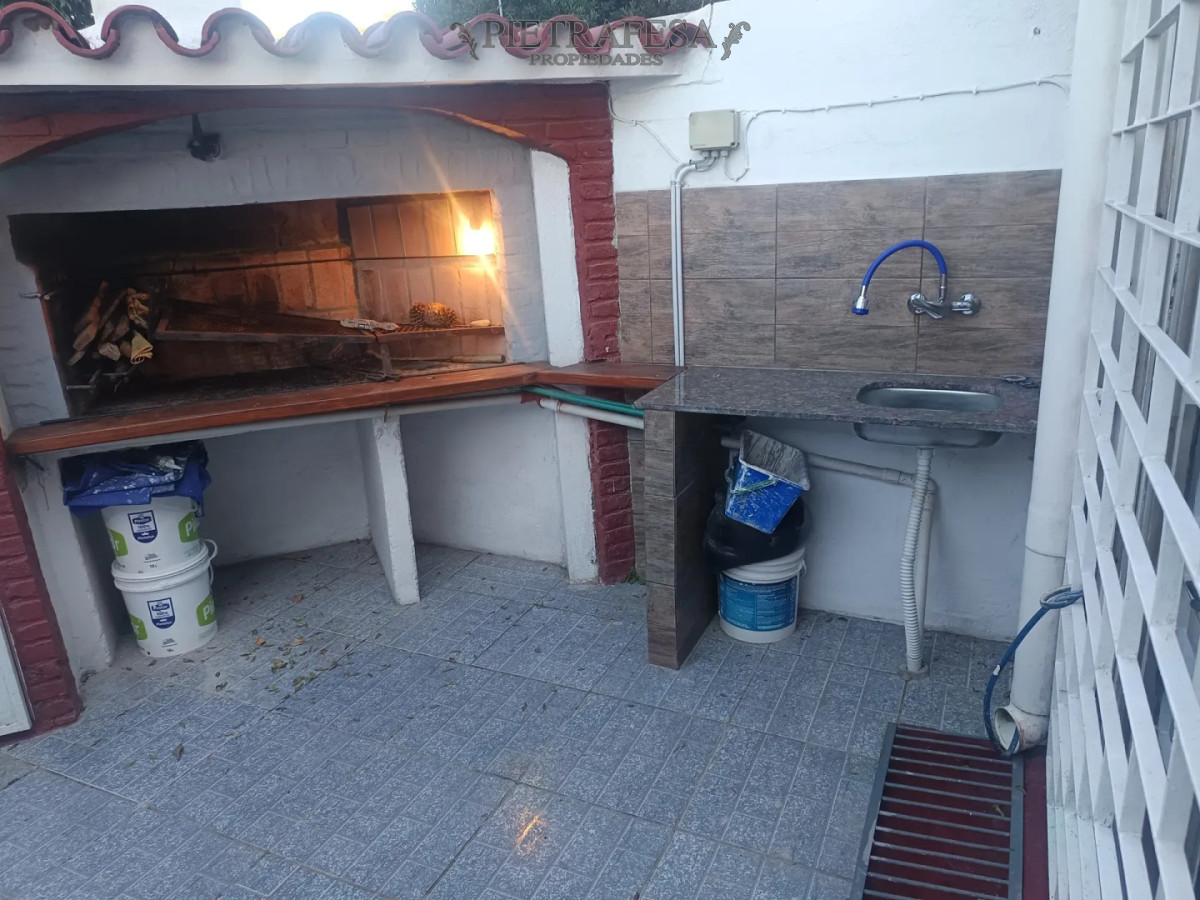 Casa ID.15746 - Casa en alquiler, 2 dormitorios, 2 baños, patio con parrillero, cochera. Brazo Oriental.